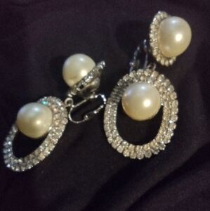 KENNETH JAY LANE 1960'S CLIP ON VINTAGE PEARL RHINESTONE EARRINGS